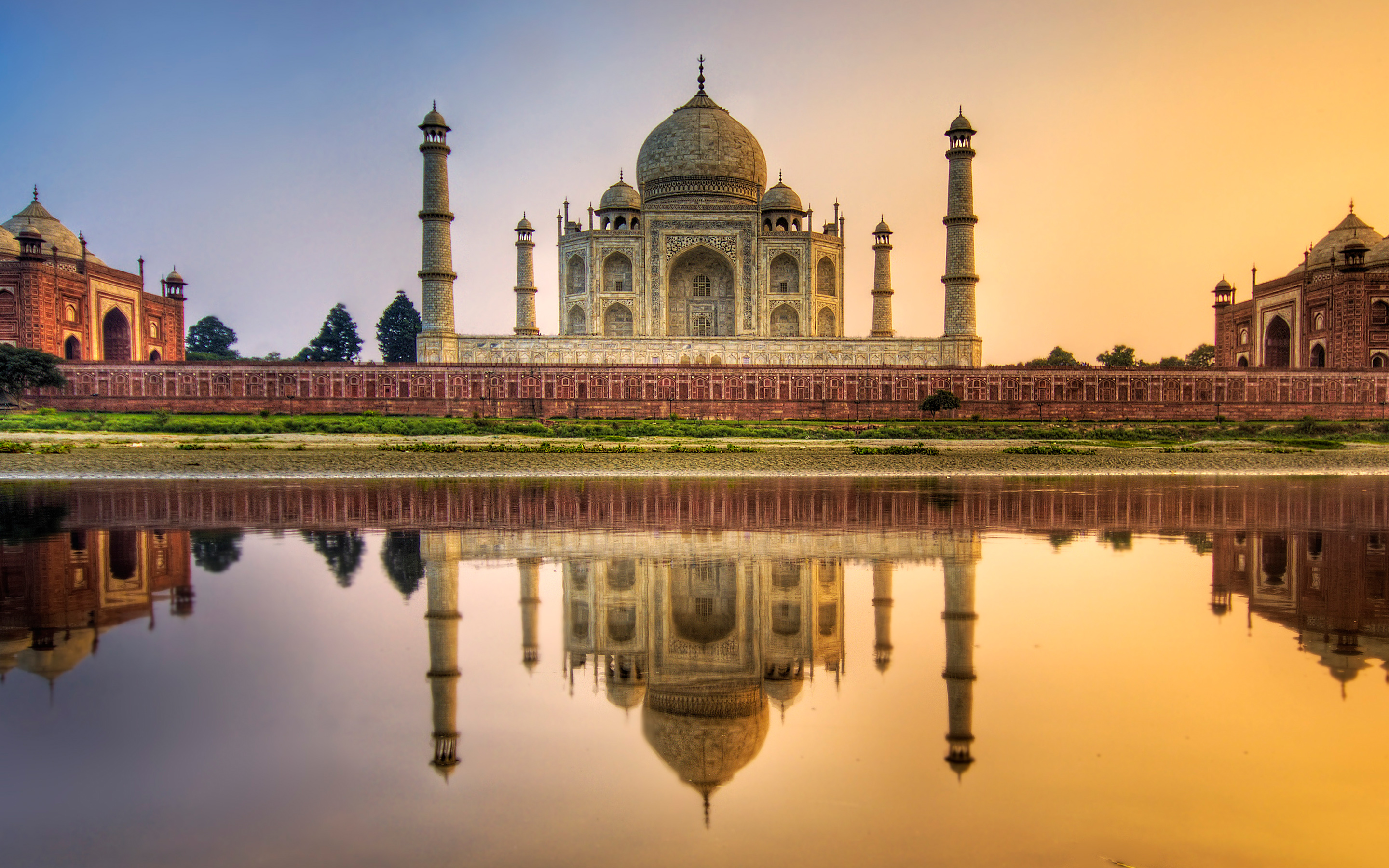 Taj Mahal India HDR611333154